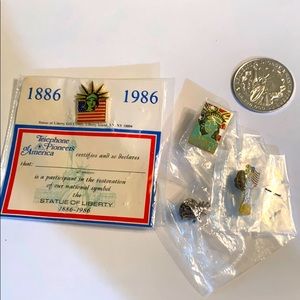 A vintage set of 5 Statue of Liberty items